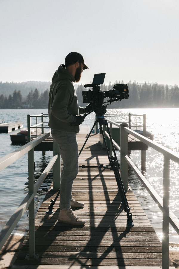 WIEL Filmproduktion Thüringen steht für qualitative Filmproduktionen mit fokussierter Umsetzung. Wir bieten professionelle Videoproduktion für Unternehmen, Agenturen und Eventveranstalter. Lassen Sie sich von uns bei der Erstellung von Imagefilmen, Produktvideos, Industriefilmen oder Livestreams unterstützen und profitieren Sie von unserer langjährigen Erfahrung.